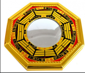 Phào hình bát quái nhà hàng xóm chiếu vào phòng thờ